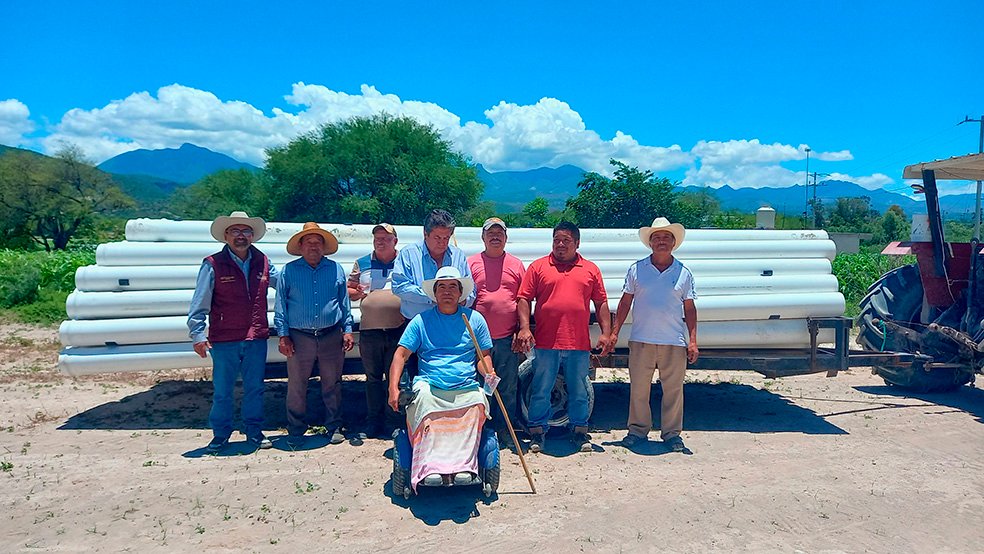 SIPDUS entrega tubería de compuertas para optimizar el riego en Ixmiquilpan