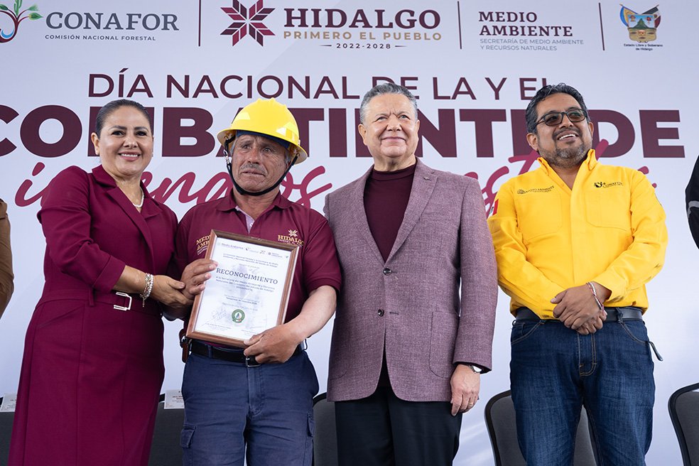 Julio Menchaca enaltece labor de combatientes de incendios forestales  