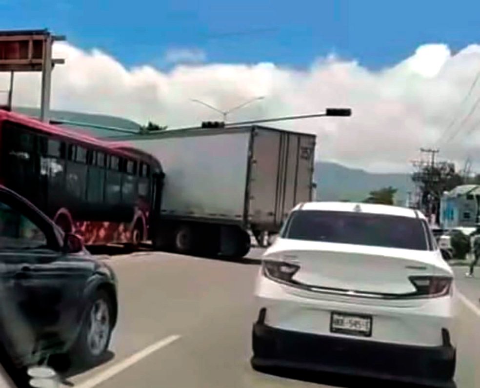 Trailer invade carril confinado y provoca choque con unidad de Transporte Metropolitano