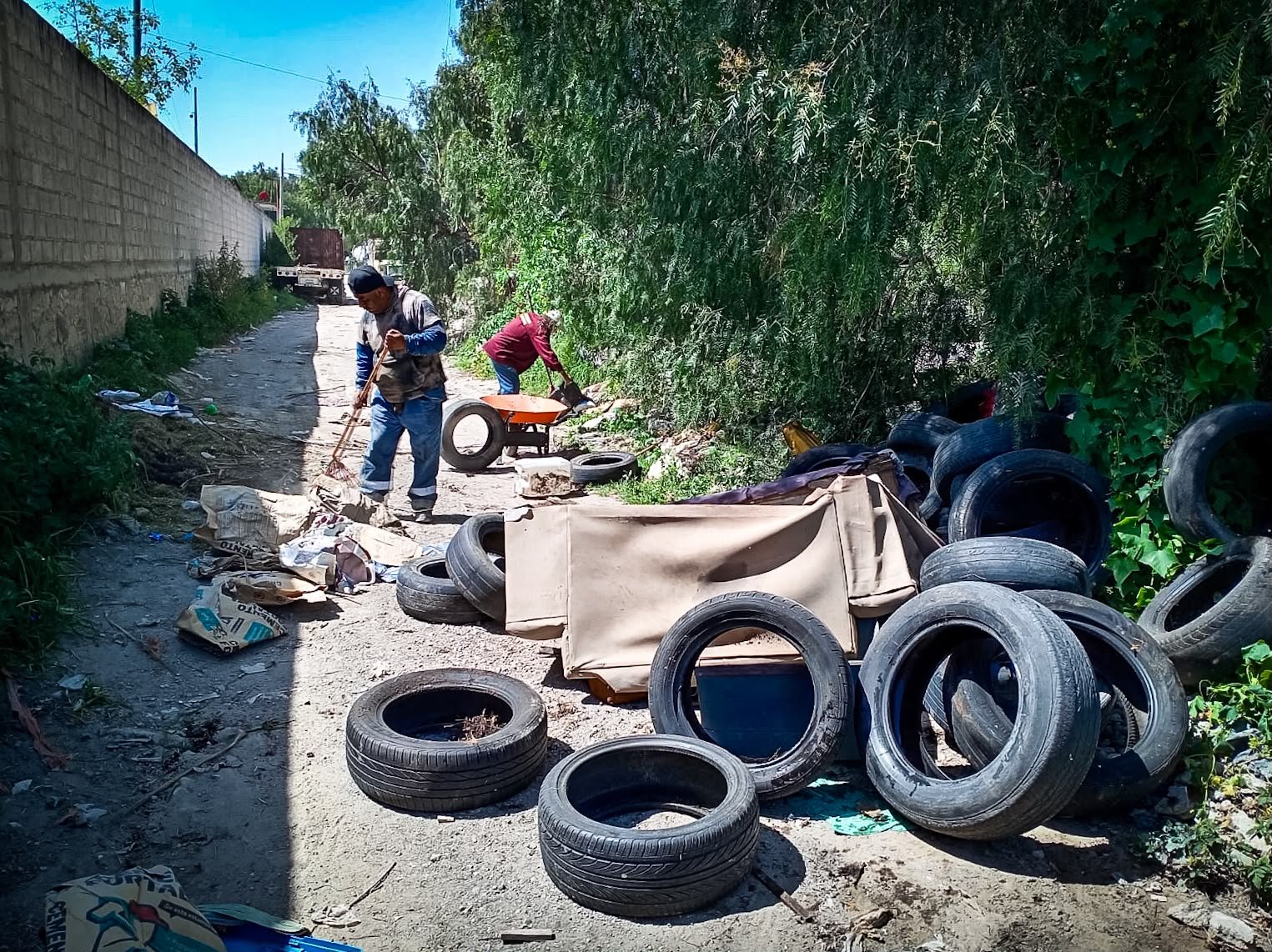 Retira Pachuca 120 llantas de espacios públicos en la Col. López Mateos durante Operativo Sanitario