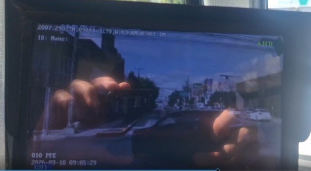 Automovilista choca contra transporte público y huye