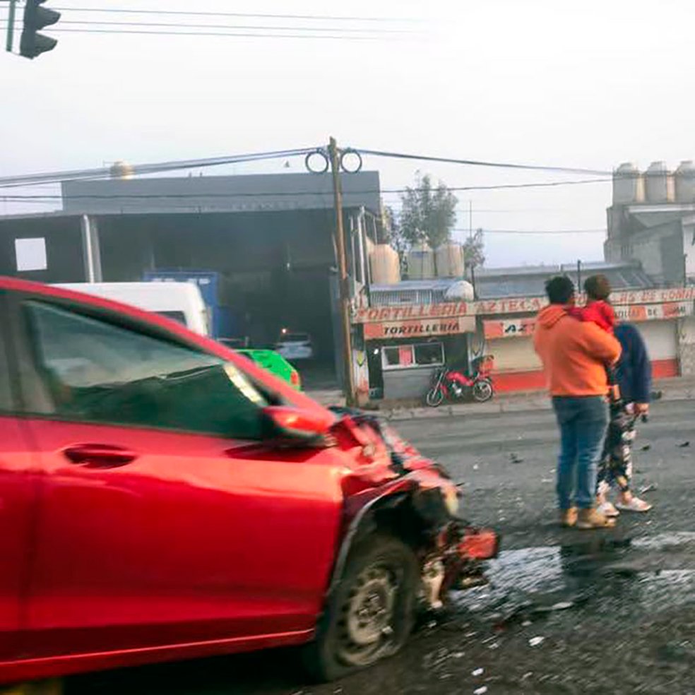 Se pasa semáforo en rojo y ocasiona colisión con transporte público