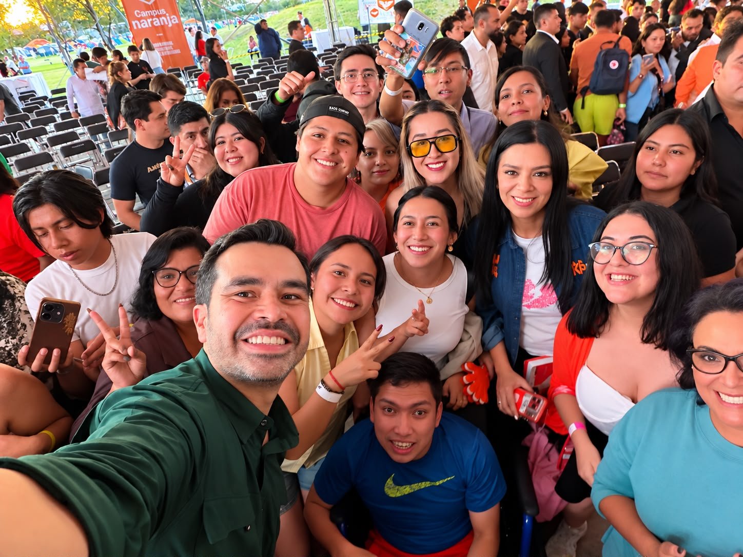 KARLA PERALES ACOMPAÑA A MÁYNEZ EN LA CLAUSURA DE CAMPUS NARANJA.
