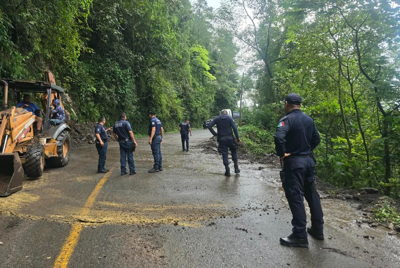 Tras deslaves, policía estatal libera carretera de Tlanchinol
