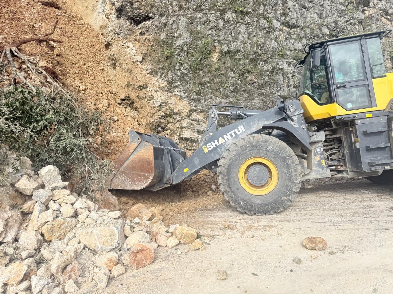 SIPDUS despliega maquinaria para limpiar caminos y carreteras de Hidalgo