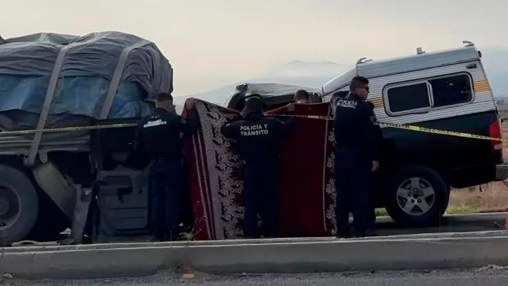 Choque entre particular y colectiva deja dos lesionados en Apan