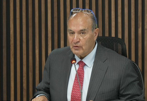 Mientras estudiantes protestan afuera del Congreso, Daniel Fragoso permanece en comparecencia de Educación